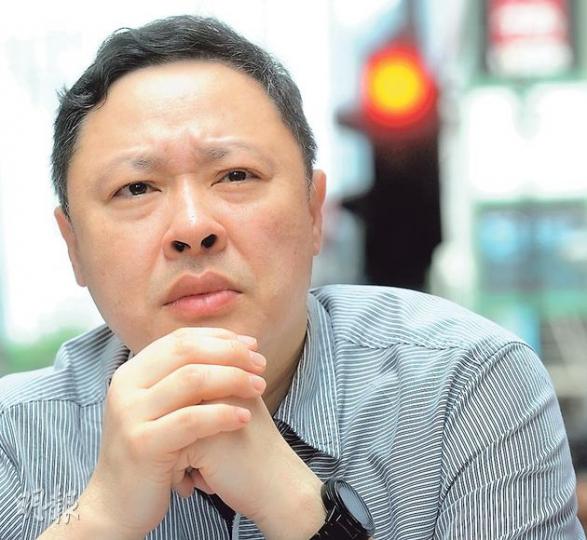 港大法律學院副教授戴耀廷建議，政府研究改立一條法例，處理社會所有反歧視因素，包括性傾向及宗教等，相信能較易獲得社會支持。（劉焌陶攝）爭取性傾向歧視立法陣線昨趁「國際不再恐同日」，響應全球100個國家和地區，在銅鑼灣街頭發起「彩虹快閃行動」，高舉象徵同志平權的彩虹氣球，爭取更多元的社會。（劉焌陶攝）