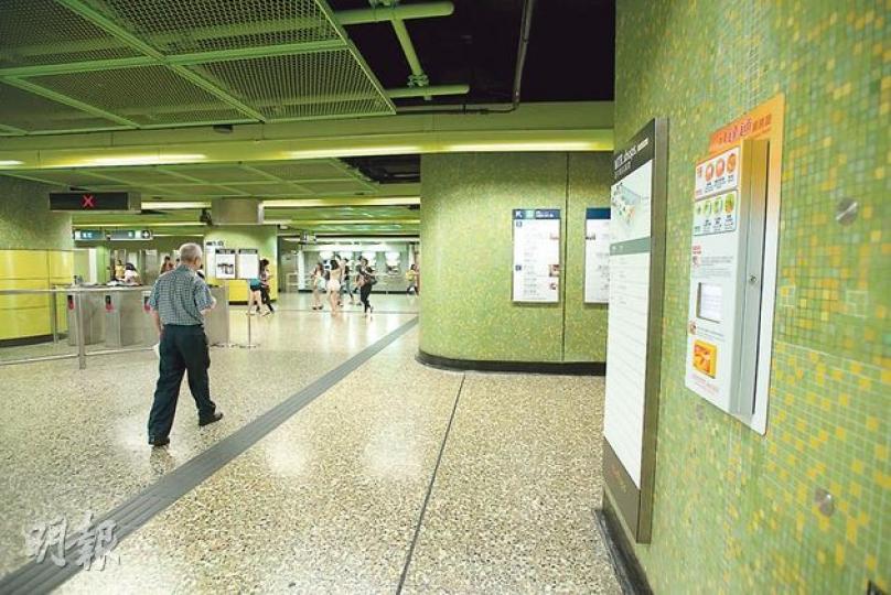港鐵灣仔站的「八達通服務站」設於A出口的一面向站內的牆，遠離票務中心及售票機，位置不顯眼，市民出入閘均不會經過此處，昨專程來拍卡查閱的市民，大部分都要向港鐵職員查詢，並要繞路而行，才來到這服務站。（黃志東攝）港鐵金鐘站的「八達通服務站」位於太古廣場（F出口）附近，對面為售票機，位置尚算顯眼。（黃志東攝）（明報製圖）