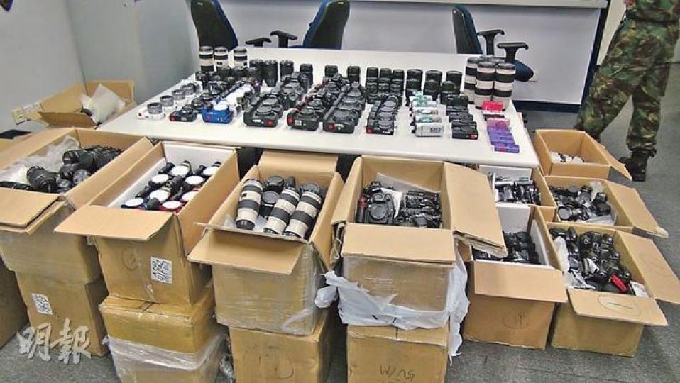 水警前晚在西貢斬竹灣反走私，截獲440多萬元電子產品，包括貴價相機。（林智傑攝）
