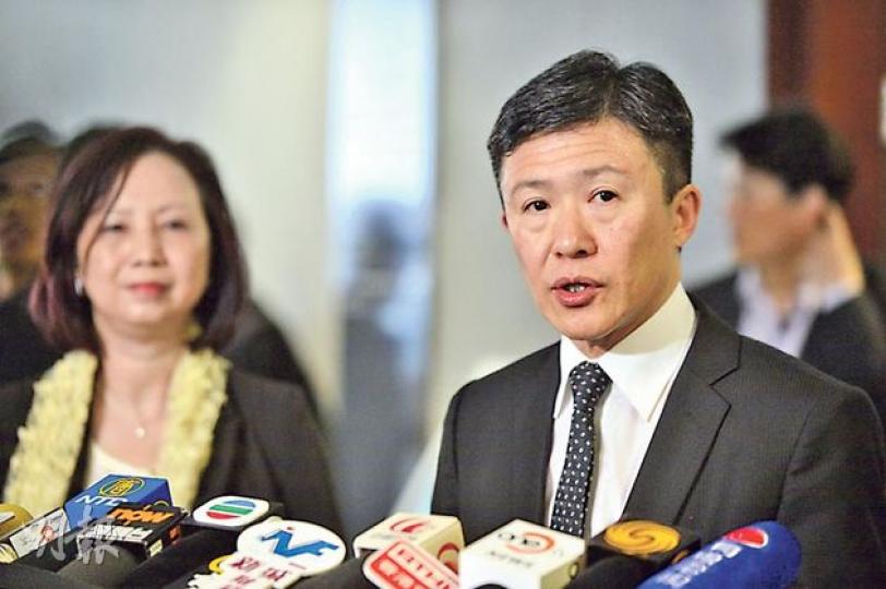 廉政專員白韞六（右）出席立法會帳目委員會公開聆訊後重申，廉署已就湯顯明的酬酢開支事件展開刑事調查，並會依法、公平、公正去處理。（鄧宗弘攝）
