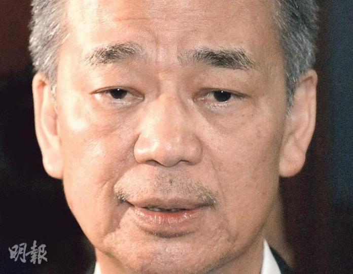 自4月24日起被接連揭發酬酢、送禮、外訪、受禮等「全方位出問題」後，前廉政專員湯顯明昨首次公開面對傳媒。他沒有向公眾道歉，但面露憂色，稱「若然調查研訊發現湯顯明是錯」，會承認和承擔責任。提到「一路以來深信香港是公正」時，湯一度抿起雙唇，頓了幾秒才能繼續說話。（鄧宗弘攝）立法會政帳目委員會委員陳克勤昨要求湯顯明回應，任內有否直接要求下屬買酒，但湯拒絕回應。（鄧宗弘攝）（明報製圖）