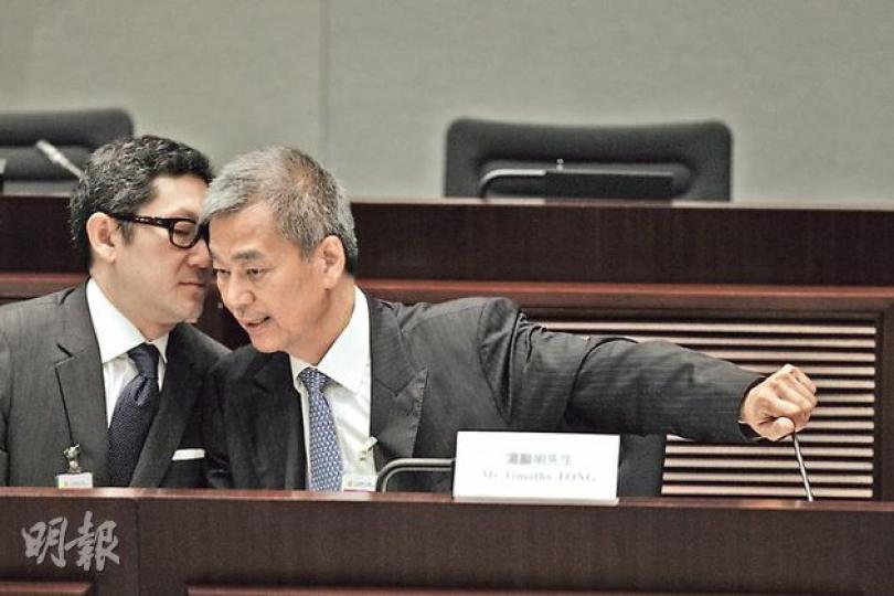 前廉政專員湯顯明（右）昨出席帳委會聆訊時，曾多次諮詢大律師黃廷光（左）的意見，黃廷光曾為十八鄉鄉委會主席梁福元任職董事的大棠荔枝園有限公司涉違規營辦食肆作辯護。（李紹昌攝）