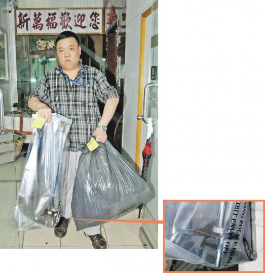 西區重案組探員到兇案現場新萬福護理院的現場蒐證，檢走用作兇器的金屬拐杖（上圖左），以及死者的染血牀單（上圖右）。（蔡方山攝）死者廖忠誠（譯音）因曾長期吸毒，體虛力弱，體重不足70磅，送院搶救後證實不治，由仵工舁送殮房。（蔡方山攝）患精神病的疑兇報稱不適，而且情緒不穩，被警員即場拘捕後送院檢查。（蔡方山攝）