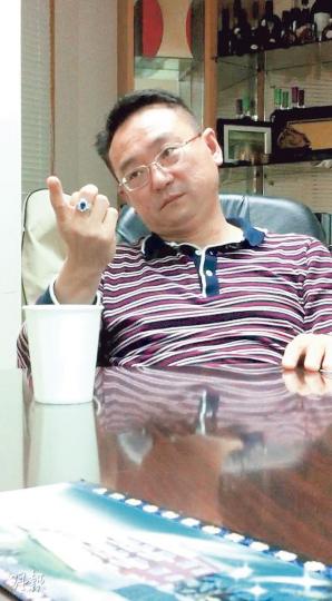 豐源地產股東兼董事季寒冰向喬裝客戶的本報記者，直認不諱說﹕「丁是我們買的。」（明報記者攝）大埔林村口「霞飛苑5期」的地盤範圍（紅線大概範圍），共建24間丁屋，圖中可見部分丁屋已大致建成。（明報記者攝）（明報製圖）（明報製圖）