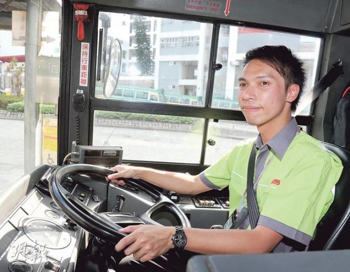 26歲尖子梁領彥兒時夢想當巴士司機，上月初放棄高薪厚職，做九巴司機圓夢，月薪約1.5萬元，現時駕駛296M線。（劉焌陶攝）（明報製圖）