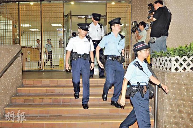 鑽石山龍蟠苑老婦倒垃圾疑被「迷魂賊」弄暈及偷走8萬元，大批警員昨午重返案發的龍珊閣調查。（衛永康攝）其中一名住戶梁太表示出入及倒垃圾時會盡量小心。（衛永康攝）