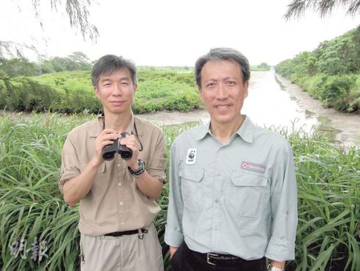 世界自然基金會香港分會行政總裁顧志翔（右）與署理環境保護總監劉惠寧（左）上周五邀請傳媒到米埔，交代退出元朗豐樂圍項目的原因，強調「不會因外來壓力而影響決定」。（馬耀森攝）