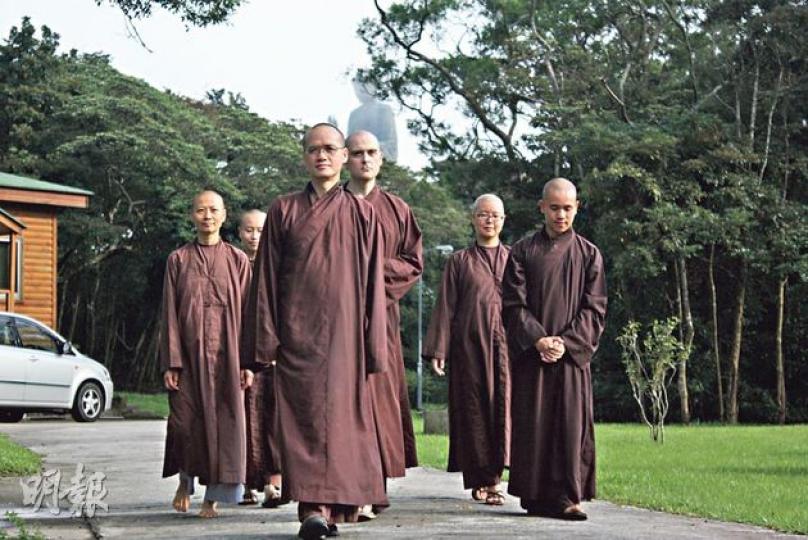 提倡透過呼吸、行禪以達至樂觀的一行禪師，其弟子都坐言起行，呼籲港人放慢腳步，做到「一步一呼吸」，讓身心調息。在港弘揚佛學的法欽法師（最前面者）認為，港人步伐太急促，連情緒管理的時間都欠奉，結果令怨氣積累，影響心情。（楊德銘攝）