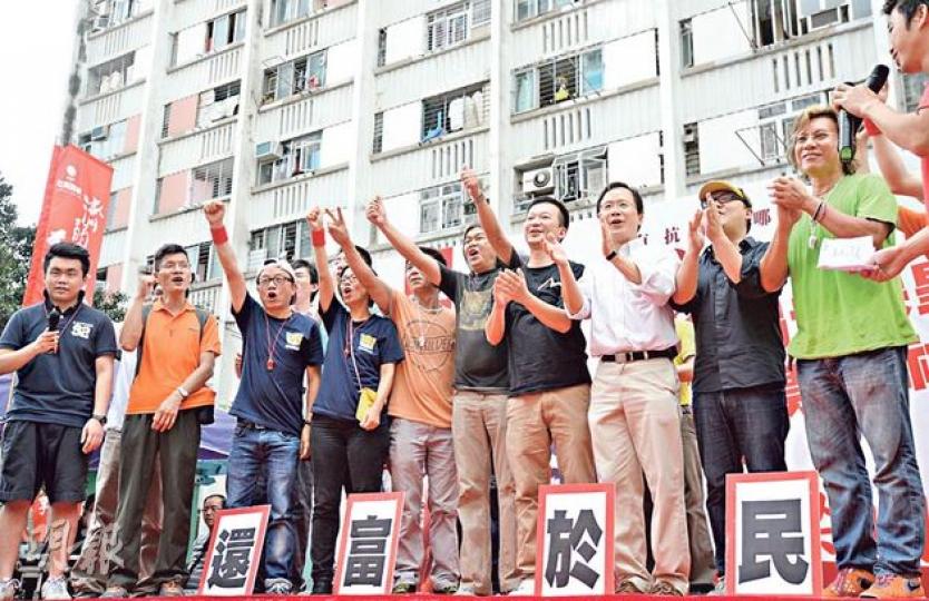 社民連梁國雄（中）參選坪石補選，昨舉行誓師大會，獲泛民支持，包括黃國桐（右起）、劉嘉鴻、郭家麒、陳志全等。（盧翊銘攝）