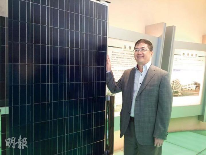 董清世表示，太陽能玻璃的供需關係逐步回復正常水平。他身旁為太陽能玻璃板。（魏嘉儀攝）