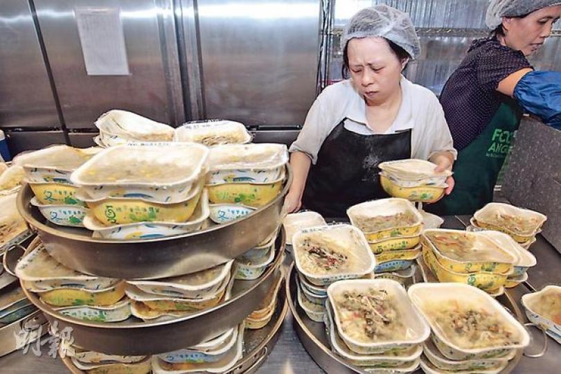 「惜食堂」向40多間食肆及超市收集多餘食材，免費為獨居長者及低收入者製作2000多個飯盒，冀有心人可捐款支持。（郭慶輝攝）