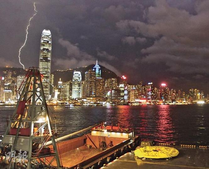 黃色巨鴨噚晚7點幾重返尖沙嘴海旁，但因天雨同行雷，暫時唔可以脹起來，「鴨餅」要等好天至重新登場。 (李澤彤攝)