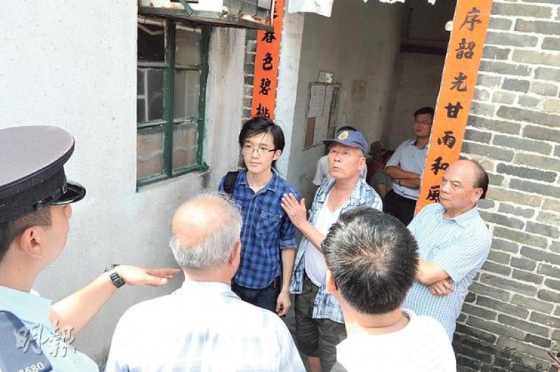 屋宇署職員（深藍格仔衫者）到出現牆裂的大橋村了解後，說村屋無即時危險，遭多名村民包圍指摘，警員在場調停。（衛永康攝）大橋村（左）與前元朗邨地盤（右）相隔一條大橋路。村民報稱地盤打樁，令部分村屋出現裂縫。（李澤彤攝）有大橋村村民指村屋疑因隔鄰地盤打樁而出現裂痕。（李澤彤攝）