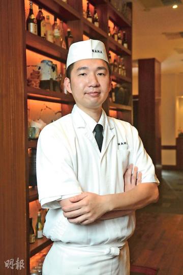 鄧逸霖（陳淑安攝）煮豬踝 - 採用沖繩黑豬，加入純黑糖、沖繩古酒泡盛、醬油慢火燜足20小時，肉質鬆軟入味。（$78，B）（陳淑安攝）沖繩純黑糖 - 無加工黑糖，味道較香醇。純度為100%，每100克索價80多元。（陳淑安攝）純度為50%，加入麥芽糖，甜度較高。（陳淑安攝）內地蔗糖 - 《辭源》指﹕「我國古代熬蔗糖之法，為唐貞觀間遣使至天竺摩揭陀國采入。」未知這款蔗糖是否以古法熬煮，只能說味道清甜，冲水煮菜亦可。（$32/磅，E）（陳淑安攝）