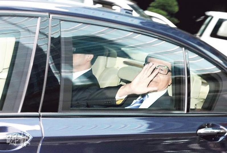 長和系主席李嘉誠及副主席李澤鉅，出席股東會後，從後門乘車避開傳媒，李嘉誠（右）則在車上向傳媒揮手。（尹錦恩攝）和黃董事總經理霍建寧（中），昨日離開時繼續保持沉默，不回答任何提問。他在股東會上，遇上有人質問主席李嘉誠會否停止剝削員工時，高調叫一眾股東提高聲量，去蓋過發問者聲音，被小股東形容為很「得戚」。(尹錦恩攝）