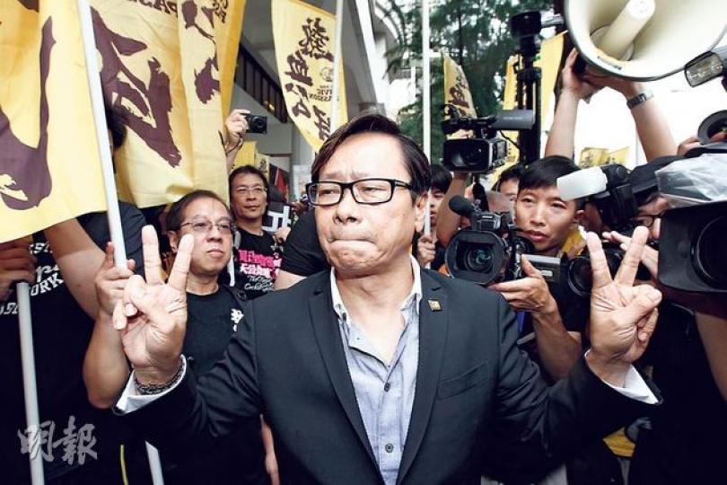 被判囚緩刑的黃毓民（圖）被大批傳媒追訪，他初時沒有回應提問，至東區法院旁的停車場才回應數句，他批評當局「動不動就告非法集結，政府發咗癲」。（李紹昌攝）人民力量陳偉業（左）由陳志全（右）陪同下步出法庭。陳偉業表示，自警務處長曾偉雄上場後，警察的暴力愈來愈多，但他們不會因為被判監而退縮。（李紹昌攝）