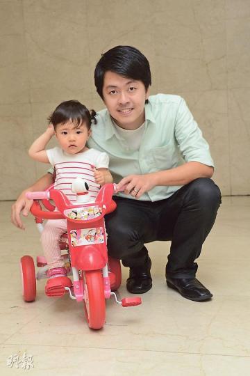 區議員許智峯已為一女之父，妻子正懷第二胎，他批評香港託兒服務不足，促政府改善。（陳淑安攝）