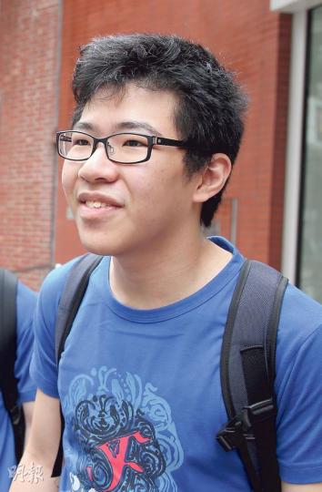 聖保羅男女中學中六生伍同學稱，學校過往舉辦講座時都會請來不同立場的講者，提供不同論點讓同學分析。他不相信學校對同性戀議題存在立場。（林俊源攝）中五生歐同學表示，不少同學對講者先入為主，認為把同性戀定性為一種病的講法不恰當，於是有同學於講座後上網搜尋講者的背景資料，發現他本身已是一個具爭議的人物。（林俊源攝）
