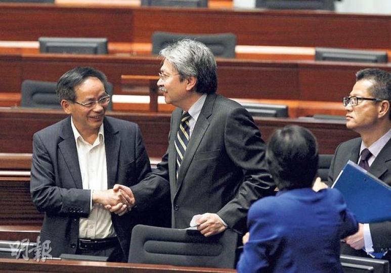 預算案經歷109個小時的拉布及審議，完結會議時，曾俊華（中）向議員道謝，包括與支持剪布的民建聯葉國謙（左）握手。（李澤彤攝）立法會主席曾鈺成昨午再度剪布，加快審議預算案，引起發動拉布的梁國雄（後排右二）不滿，不停高喊追問曾鈺成是否共產黨員，梁其後被逐出會議廳。（李澤彤攝）（明報製圖）