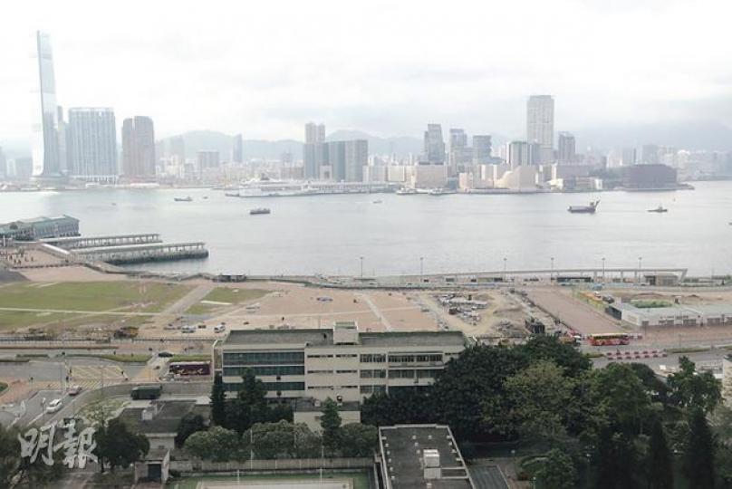 軍事碼頭用地改劃爭議未息，發展局發言人昨日表示，若市民日後在碼頭範圍內示威集會，警方在審批時會預先與「場地管理人」（即解放軍）取得批准。（郭慶輝攝）