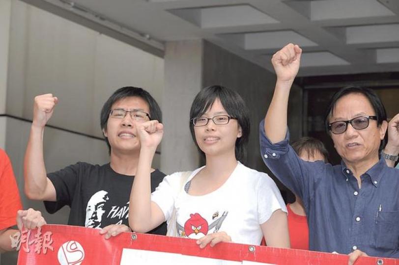 綽號「小辣椒」的社民連成員嚴敏華（中）昨就襲警罪向高院上訴，一批社民連成員到庭聲援，高叫口號。左為黃浩銘，右為韓連山。（葉家豪攝）