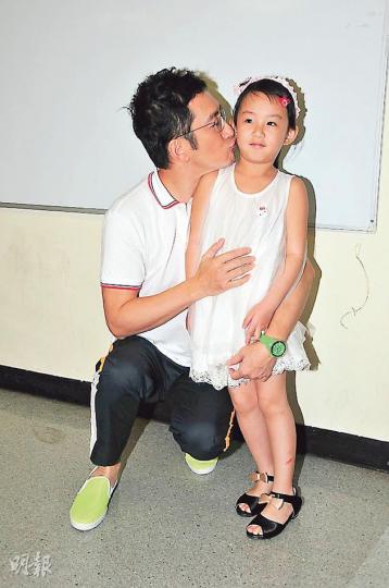 吳啟華帶同4歲半女兒熙兒到場,合照時父愛滿瀉。(攝影﹕梁迺楠)梁烈唯連輸3次,搞笑地向獎門人跪地求饒,免食勁辣壽司一次。(攝影﹕梁迺楠)娜姐為免玩遊戲時走光,故密實現身只露長腿。(攝影﹕梁迺楠) 吳啟華帶同4歲半女兒熙兒到場,合照時父愛滿瀉。(攝影﹕梁迺楠)梁烈唯連輸3次,搞笑地向獎門人跪地求饒,免食勁辣壽司一次。(攝影﹕梁迺楠)娜姐為免玩遊戲時走光,故密實現身只露長腿。(攝影﹕梁迺楠)