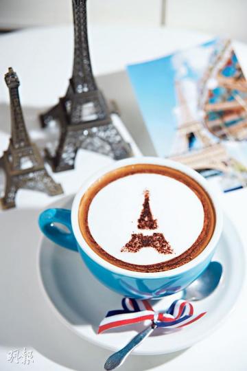 鐵塔Cappuccino﹕Cappuccino巴黎鐵塔圖案屬限定推出，而咖啡選用Accro Coffee咖啡豆，Accro Coffee的咖啡師阿健曾奪得2011年世界虹吸式咖啡師大賽香港區選拔賽第2名，品質有保證。（$34，Café Je T'aime）（黃志東攝）傳統法式口味﹕Madeleine貝殼蛋糕屬於法國傳統糕餅，蛋糕鬆軟，富橙香和牛油香，而老闆找來法國朋友引入法式有機香草茶，有Aurore、Hamac、Bienvenue、Reverie和Ondine共5款口味。（前：Madelein