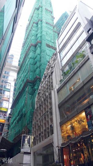 恒地系積極推售旗下商廈，其中安蘭街18號銀座式商廈(圖中綠色棚架商廈)，將推11層標準樓層，目標呎價5萬元，預料入場費逾億元。（麥穎攝）