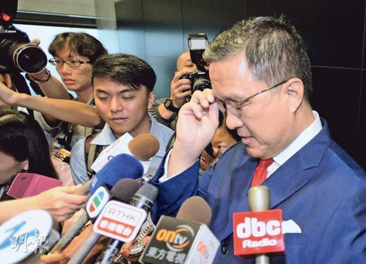 商交所主席張震遠（右）昨上午在辦公室會見傳媒，除讀聲明外只回答了數條問題，對於外界最關注的商交所資金來源、財政狀况、被調查人物身分等詳情，他均以商交所被調查為由拒絕回應。（盧翊銘攝）