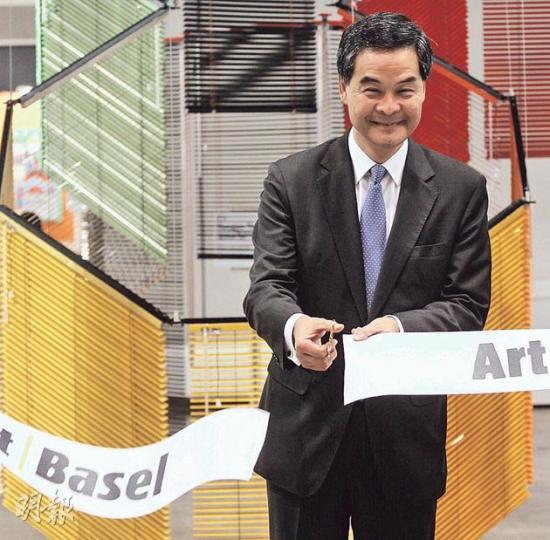 行政長官梁振英昨在會議展覽中心出席香港巴塞爾藝術展開幕禮，對於何時知道商交所出問題，他沒有直接回應﹕「我不應該評論了，因為這件事證監會和警方正在調查。」 （李紹昌攝）