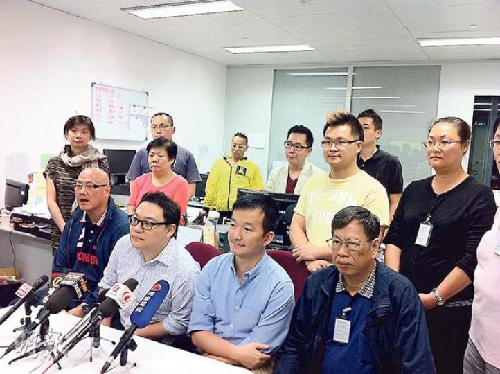 人民力量昨召開執委會，一致通過挽留黃毓民。陳偉業（前排左一）認為應給予機會討論真普聯方案，又質疑黃「若有問題，為何不去執委會傾」。前排右起為甄燊港、陳志全、劉嘉鴻。（林景輝攝）