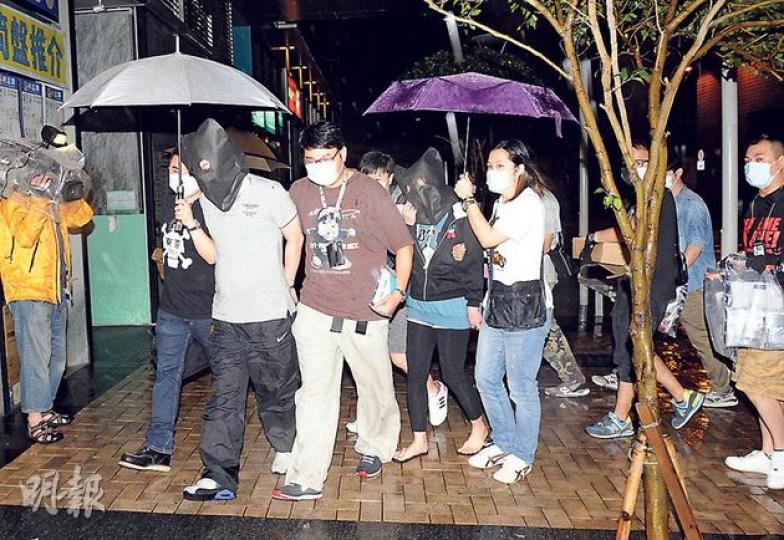 警方前晚在荃灣搗破一個毒品儲存及包裝中心，檢獲145萬元毒品及拘捕一對相距8歲的「姐弟戀」毒鴛鴦。（蔡方山攝）

