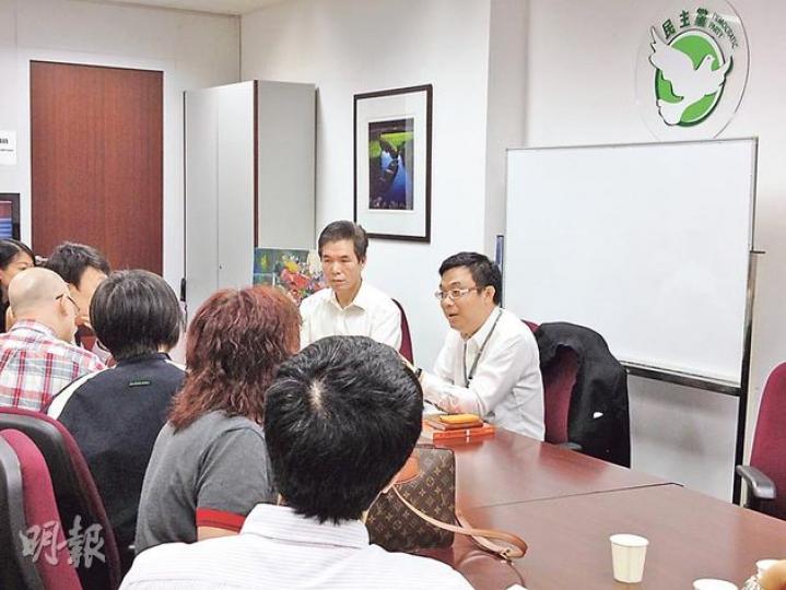 10多名雍澄軒拆售酒店的業主昨到立法會民主黨辦事處與涂謹申（右）開會，會後決定約見長實，要求澄清為長實買家支付法律費用的範圍。（陳洛明攝）
