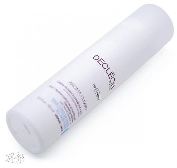 Decleor 亮肌護膚--品牌擅長將香薰精油混入護膚品，其洗面奶向來是王牌，今年則一口氣推出8款潔面產品，其中「三合一保濕亮肌潔面泡沫」除了潔面功效，蘊含的橙花香薰精油及透明質酸可保濕；木瓜精華能溫和去角質；綠茶水能緊致及收細毛孔，潔面的同時護膚，非常方便。（$240/100ml）（黃志東攝）Tatcha 照顧不同膚質--品牌的護膚品以藝伎世代流傳下來的護膚傳統為配方，日本人從很久以前便發現釀清酒時把雙手浸泡在米糠水中，肌膚變得潔淨幼嫩，藝伎到今日仍使用米糠護理雙手。品牌以大米酵素製作潔面粉，