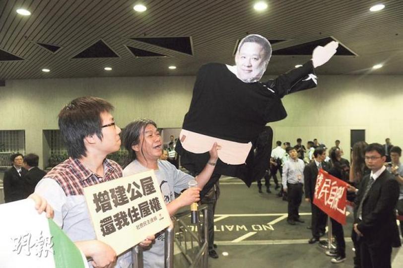 曾借800萬元給商交所主席張震遠的前立法會議員詹培忠（圖），昨在港台節目《議事論事》接受李鵬飛訪問，他認為商交所資金不足事件嚴重，張震遠應辭去所有公職，向市民公開交代公司帳目。（劉焌陶攝）
