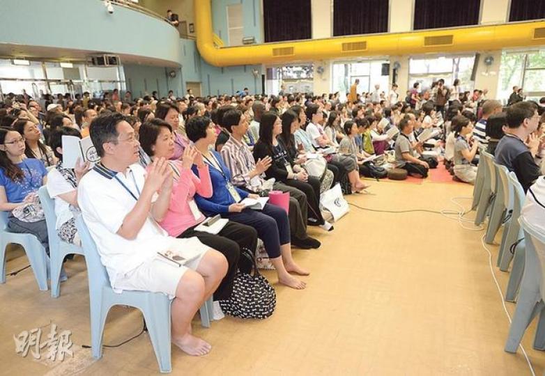 立法會秘書長陳維安（白衣）噚日出席一行禪師嘅「覺醒生活營」。唔知係咪因為拉布搞到心煩氣躁，要入營平靜心境？（盧翊銘攝）
