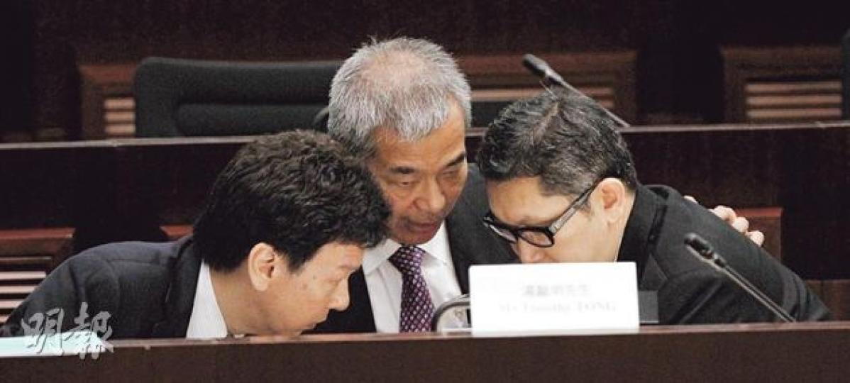 面對黃毓民質問廉署為何款待非對口公檢單位的內地部門,湯顯明(中)獲政府帳目委員會主席石禮謙同意後,與大律師黃廷光(右)及事務律師熊運信(左)商討如何回答。(李紹昌攝) 面對黃毓民質問廉署為何款待非對口公檢單位的內地部門,湯顯明(中)獲政府帳目委員會主席石禮謙同意後,與大律師黃廷光(右)及事務律師熊運信(左)商討如何回答。(李紹昌攝)