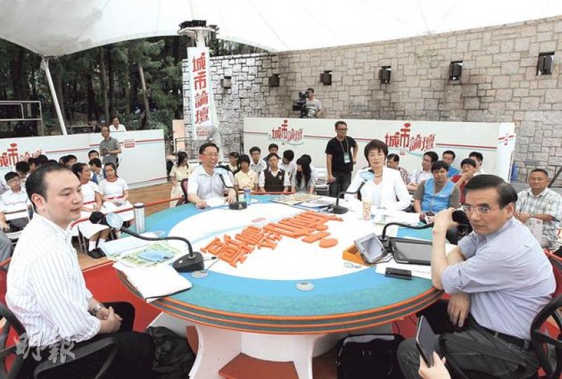 港台邀請環境局官員出席《城市論壇》遭拒，但昨沒有設置「空櫈」揶揄官員。浸大教授黃煥忠（圓枱左二）建議本港學德國，開採已關閉堆填區，回收有價值物料，循環再造。圓枱右一為主持謝志峰，右二為方國珊。（李澤彤攝）
