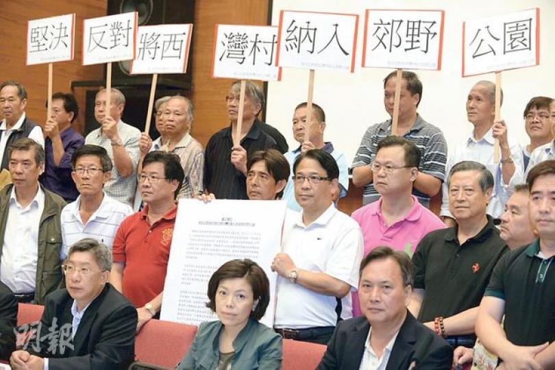 「新界鄉議局反對將西灣村納入西貢東郊野公園小組」召集人巫家雄（前排左一）表示，已去信及約見行政會議及環境局，要求撤回計劃，否則不排除提出司法覆核。西灣村長黎恩（中排左四）亦已向申訴專員公署投訴。 （盧翊銘攝）