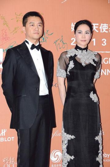 李亞鵬與王菲因女兒李嫣而啟發創辦的「嫣然天使基金會」,幫助兔唇小朋友做手術,7年來令不少內地兒童受惠。(攝影:鍾偉茵、孫華中)李嫣7歲生日,王菲與李亞鵬、劉嘉玲與梁朝偉及那英夫婦前晚和她一起慶祝。(微博圖片)李亞鵬愛女李嫣所畫的「小鳥與熊貓」由女股神劉央(右)以100萬元投得。(攝影:鍾偉茵、孫華中)劉嘉玲拉住老友王菲不讓她走,猶如小朋友在玩耍。(攝影:鍾偉茵、孫華中)關之琳打扮性感,被追問結婚傳聞,她笑言一定不是,若有好消息定必公布。(攝影:鍾偉茵、孫華中)劉嘉玲以大露背裝撐好友王菲。(攝影: 李亞鵬與王菲因女兒李嫣而啟發創辦的「嫣然天使基金會」,幫助兔唇小朋友做手術,7年來令不少內地兒童受惠。(攝影:鍾偉茵、孫華中)李嫣7歲生日,王菲與李亞鵬、劉嘉玲與梁朝偉及那英夫婦前晚和她一起慶祝。(微博圖片)李亞鵬愛女李嫣所畫的「小鳥與熊貓」由女股神劉央(右)以100萬元投得。(攝影:鍾偉茵、孫華中)劉嘉玲拉住老友王菲不讓她走,猶如小朋友在玩耍。(攝影:鍾偉茵、孫華中)關之琳打扮性感,被追問結婚傳聞,她笑言一定不是,若有好消息定必公布。(攝影:鍾偉茵、孫華中)劉嘉玲以大露背裝撐好友王菲。(攝影: