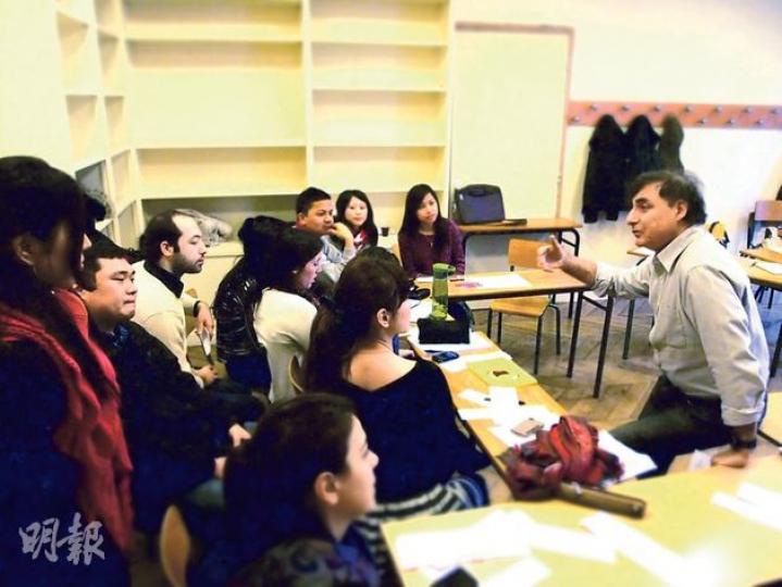 我在巴黎學法文的課堂上，同學來自世界各地，組合也極為國際化，令學習經驗更添精彩，班上同時存在韓國和朝鮮的同學，還有美國和伊朗的同學，在自由、平等、博愛的氣氛下，大家一直相安無事。（攝影﹕Zenobeebee）