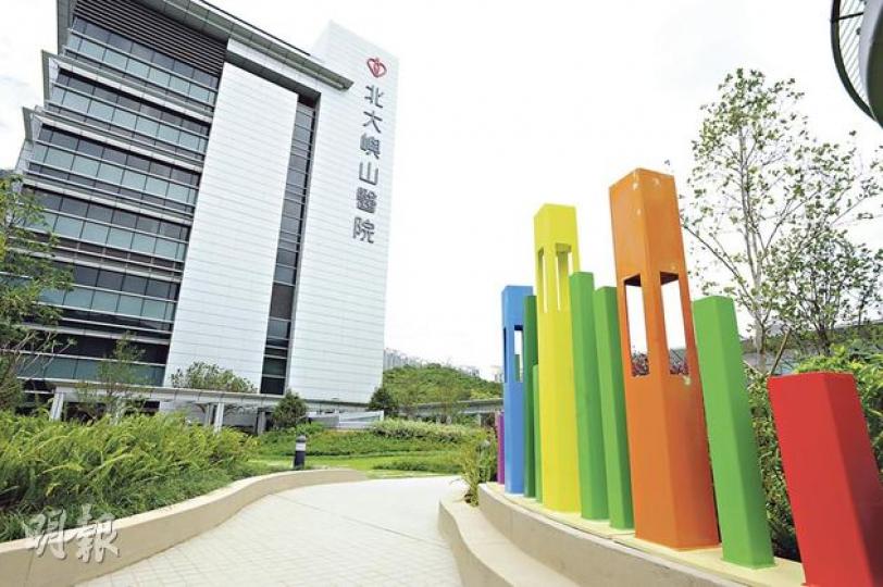 北大嶼山醫院的復康花園設有「多色柱」，病人敲一敲，每條柱會發出不同聲音，可刺激病人的聽覺。（葉家豪攝）北大嶼山醫院的病房景觀開揚，可飽覽海景和山景，部分房間更可遠眺昂坪360。（葉家豪攝）北大嶼山醫院的復康花園設有香草園，未來會種植板藍根、香草等植物，作為嗅覺感觀區。（葉家豪攝）