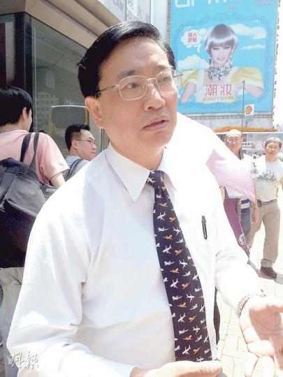 根據公司註冊處資料，被告侯叔褀（圖）今年3月辭任信誠假期董事。他昨在庭上稱，因心臟病發才缺席旅行代理商註冊處內部聆訊，又於庭外表示，出庭時亦感不適。（李紹昌攝）