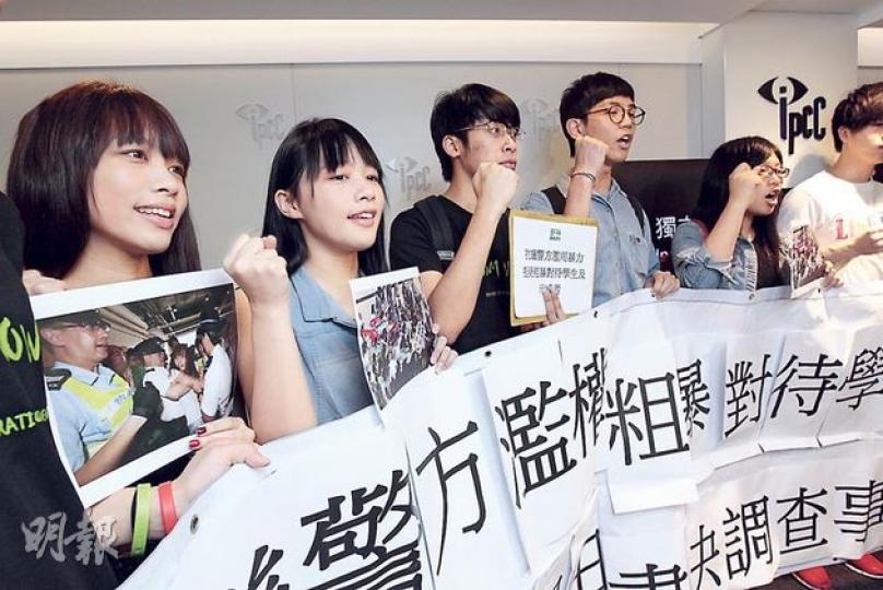 在示威時被男警「熊抱」的女學生何潔明（左一）在學聯的陪同下，昨到監警會投訴警方濫權。（郭慶輝攝）