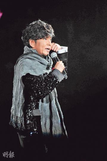賈思樂戴上張國榮當年贈送的頸巾獻唱金曲《當年情》。（攝影：梁迺楠）露雲娜低胸性感上陣，她多謝鼓勵復出樂壇的陳奕迅，以及當年教她寫中文名的吳宇森。（攝影：梁迺楠）露雲娜憶起亡父，立即淚流不止。（攝影：梁迺楠）擔任嘉賓的李克勤提議露雲娜與賈思樂可以像「左麟右李」繼續開騷，一直合作下去。（攝影：梁迺楠）露雲娜的未婚夫Perry Martin（左）及兒子Brian坐足全晚睇騷。（攝影：梁迺楠）