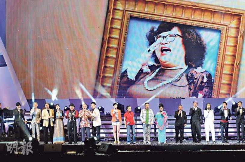 欣宜、張學友、盧大衛、盧海鵬、鄧英敏、汪明荃、胡楓、薛家燕、曾志偉、阿叻、草蜢等合唱《真的愛你》獻給肥姐。(攝影:孫華中)欣宜憶起與母親肥姐以往的生活點滴,不禁眼濕濕。(攝影:孫華中)曾志偉扮肥姐踩雞蛋令人笑破肚皮。(攝影:孫華中) 欣宜、張學友、盧大衛、盧海鵬、鄧英敏、汪明荃、胡楓、薛家燕、曾志偉、阿叻、草蜢等合唱《真的愛你》獻給肥姐。(攝影:孫華中)欣宜憶起與母親肥姐以往的生活點滴,不禁眼濕濕。(攝影:孫華中)曾志偉扮肥姐踩雞蛋令人笑破肚皮。(攝影:孫華中)
