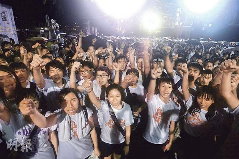 逾500名學民思潮90後及千禧後學生成員昨無懼狂風暴雨，堅持出席六四晚會。集會期間學生跟隨大會唱歌喊口號，表現激動，希望延續去年反國教科運動精神，繼續爭取民主自由。（鄧宗弘攝）出生於1999年的衛理中學中二生羅耀樑，是昨晚參加六四晚會年紀最小的學民思潮成員。（周婷攝）