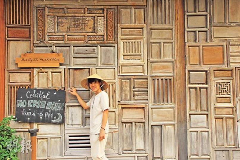 崑崙島Six Senses的酒吧、商店、餐廳等外牆，以合共2000多個舊木窗拼成。（郭瑋瑋攝）安祖蓮娜祖莉一家入住的，便是崑崙島Six Senses這款四房別墅。（郭瑋瑋攝）從柔軟舒服的睡牀醒來，便能看見無敵海景。（郭瑋瑋攝）即使天氣欠佳，也能跟情人在酒店的長灘上坐越南傳統「籃子船」拍照浪漫一番。（郭瑋瑋攝）崑崙島是海龜下蛋的地點之一，酒店也特地以海龜公仔為環保基金籌款。（郭瑋瑋攝）酒店的越南餐廳仿傳統住家廚房設計，提供湯河等經典越南食物（275,000盾，約102港元）。（郭瑋瑋攝）越南菜烹飪