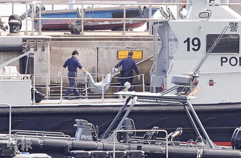 警員將在屯門內河船碼頭對開海面撈起的人體殘肢,運回大欖水警基地仔細調查。 (衛永康攝) 警員將在屯門內河船碼頭對開海面撈起的人體殘肢,運回大欖水警基地仔細調查。 (衛永康攝)