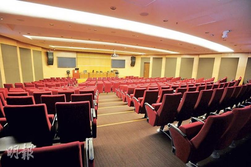 「讓愛與和平佔領中環」今日舉行首場商討日,700多個支持者將先聚集港大百周年校園鄭裕彤樓二樓Hall 1(圖),聽取佔領中環發起人戴耀廷、朱耀明和陳健民等簡介,再被分組到不同房間參與小組討論,之後再聚集分享經驗。(尹錦恩攝) 「讓愛與和平佔領中環」今日舉行首場商討日,700多個支持者將先聚集港大百周年校園鄭裕彤樓二樓Hall 1(圖),聽取佔領中環發起人戴耀廷、朱耀明和陳健民等簡介,再被分組到不同房間參與小組討論,之後再聚集分享經驗。(尹錦恩攝)